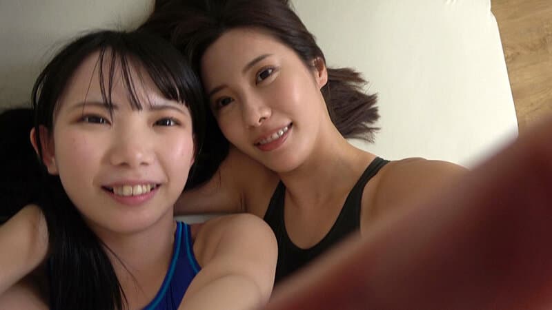 南日菜乃×水端あさみ 姉御の個撮 神レズ競泳水着 女が自らカメラを持ち可愛い女子の水着姿をじっとり撮影！親父の個撮ゆずりのハミ毛、ジョリワキ等のフェチ接写はもちろん女に撮られる恥ずかしい放尿やローション密着やレズSEXを完全着衣で楽しむレズハメ撮りAV サンプル20