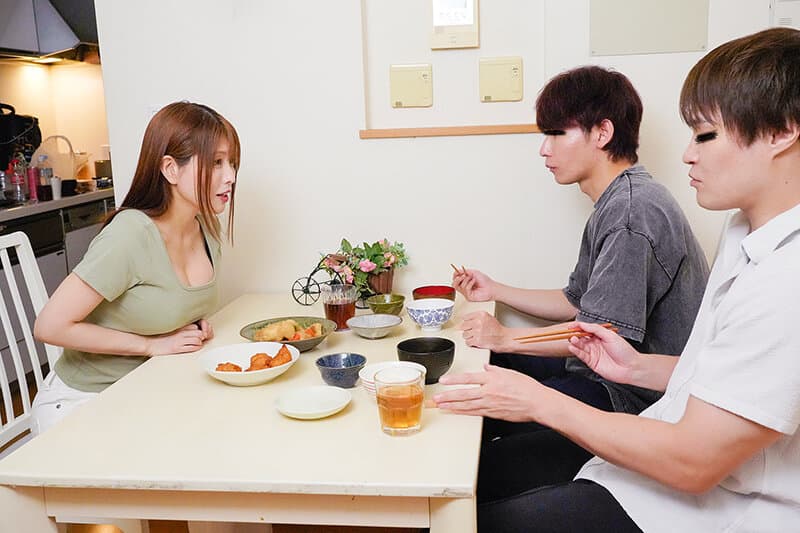 「二人だけの秘密ね...」せんずり臭い父子家庭の家族全員をデカ尻で誘惑！声が出せない状況で膣内搾精するヤリマン家政婦 サンプル14