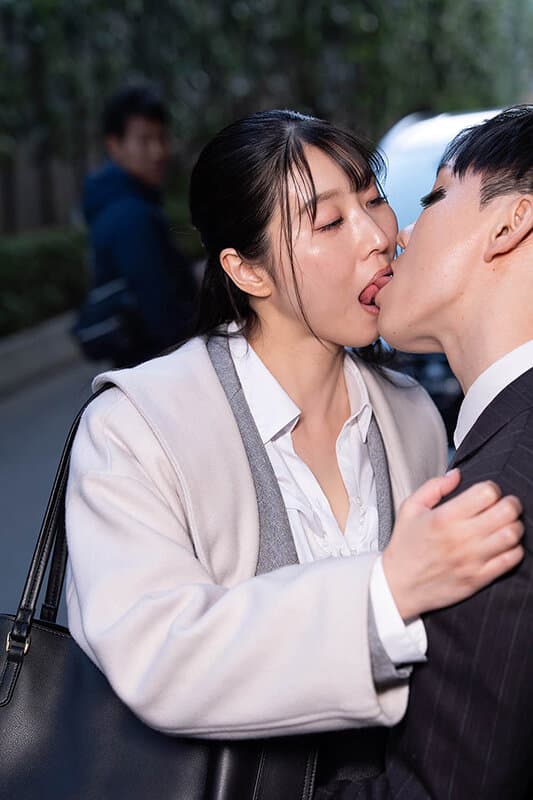 通行人は二度見する！ドラマの主人公のような不意打ち路上キスで火がついた人妻上司は浮気欲が止まらないVOL.2 サンプル20