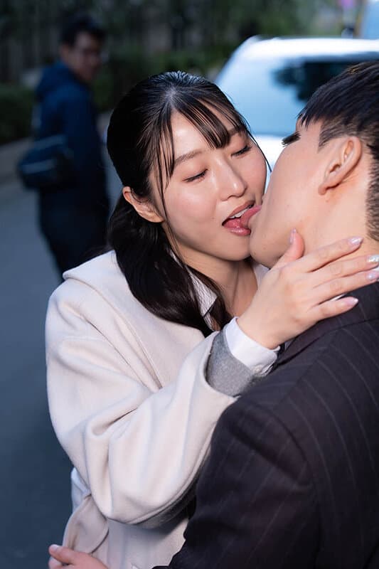 通行人は二度見する！ドラマの主人公のような不意打ち路上キスで火がついた人妻上司は浮気欲が止まらないVOL.2 サンプル9