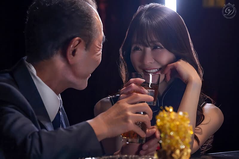 孤独な男の欲望の捌け口…。路地裏チャイナドレスBARの人妻。衝撃の復活から2年ー。美しさはさらなる輝きへ。 小沢菜穂 サンプル1