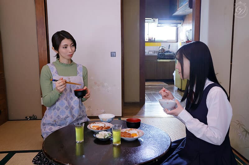 「今月も追い出されずに済みました…。」家賃7万、中出し1回1万円。中年大家いいなり母娘。 宮上唯依花/美ノ嶋めぐり サンプル1