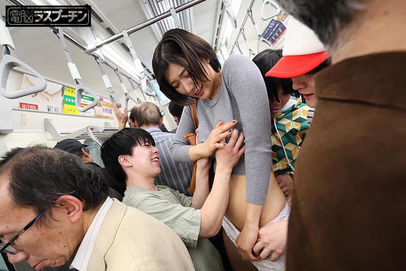 満員電車の人混みに紛れた悪ガキ3人組の下半身イタズラで何度も絶頂させられる高身長女 花宮きょうこ サンプル6