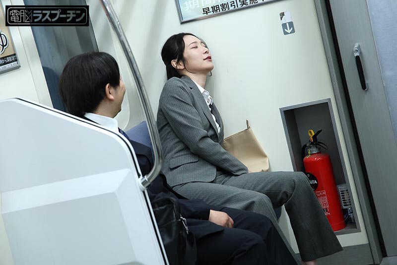最終電車で見つけたぐっすりOLにマ〇コから溢れるほどの精子を勝手中出し 黒髪パンツスーツOL 京本晴美 サンプル2