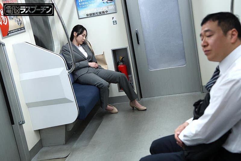 最終電車で見つけたぐっすりOLにマ〇コから溢れるほどの精子を勝手中出し 黒髪パンツスーツOL 京本晴美 サンプル3