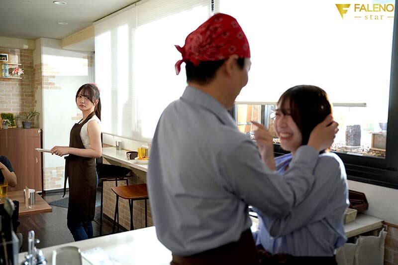 スキマバイト逆NTR 既婚店長を密着乳首責めで横取りする小悪魔カフェ店員 甘夏唯 サンプル6