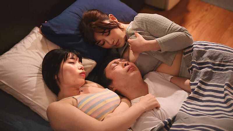 壁が近いし胸も近い！激狭ワンルームに押しかけてきた爆乳いとこ姉妹とすぐ勃発しちゃう サンドイッチ中出し3P性活 小梅えな 九井スナオ サンプル1