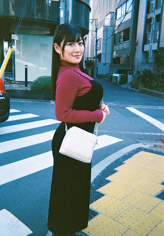 会社で噂の隠れ巨乳OL小梅えなに仕事相談でドライブデートを持ちかけられ…興味本位でラブホに入りパイズリをしたら火がついて1日限定‘痴女モード’でドピュドピュ挟射不倫をした サンプル2