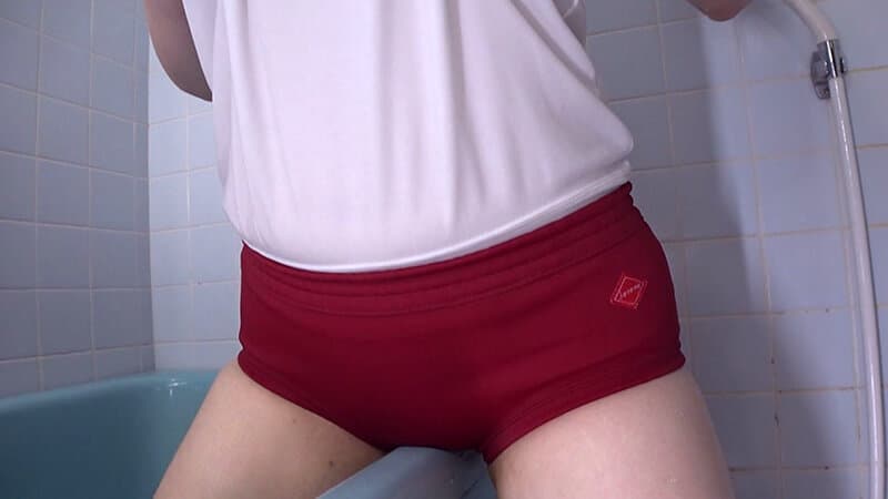 丸最レア ムチムチ美尻 神ブルマ 美少女やぽっちゃり娘らにピチピチブルマ＆体操着を着せ、ハミパン、ムレムレワレメを毛穴まで見えるほどの超ドアップ接写！さらに尻コキ、着衣お漏らし放尿やブルマぶっかけ等ブルマ好きに送る完全着衣フェチAV サンプル3