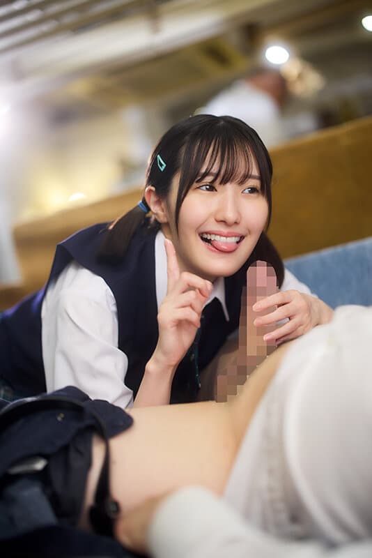 目を覚ましたら、隣の女子校生が俺の疲れマラを優しくフェラしてくれてた。2nd.天使降臨！女子校生の愛情たっぷりフェラでチンカスのついた臭いチンコから疲れと精子が溢れ出した。これで明日からも仕事頑張れる… サンプル1