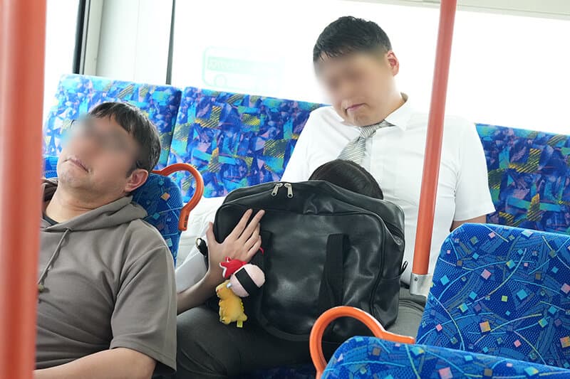 目を覚ましたら、隣の女子校生が俺の疲れマラを優しくフェラしてくれてた。2nd.天使降臨！女子校生の愛情たっぷりフェラでチンカスのついた臭いチンコから疲れと精子が溢れ出した。これで明日からも仕事頑張れる… サンプル10
