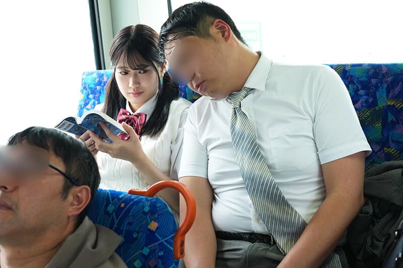 目を覚ましたら、隣の女子校生が俺の疲れマラを優しくフェラしてくれてた。2nd.天使降臨！女子校生の愛情たっぷりフェラでチンカスのついた臭いチンコから疲れと精子が溢れ出した。これで明日からも仕事頑張れる… サンプル9