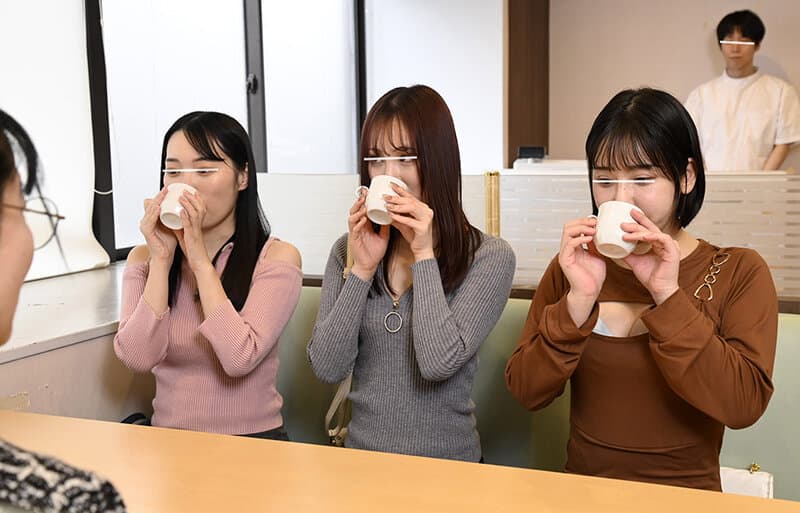 人妻がお漏らしするぐらいドハマりする！性感（マル秘）オイルマッサージ サンプル1