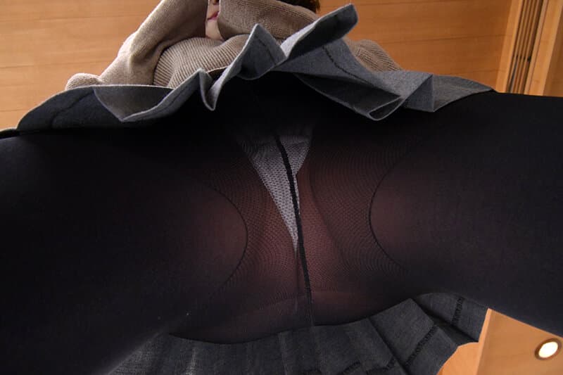 黒タイツパンツで元気づけてくれるお従姉ちゃん！ ほらほらいっぱい見て仕事の疲れも精子もドピュッと出してスッキリしちゃおうよ！協力してあげるね！ サンプル1
