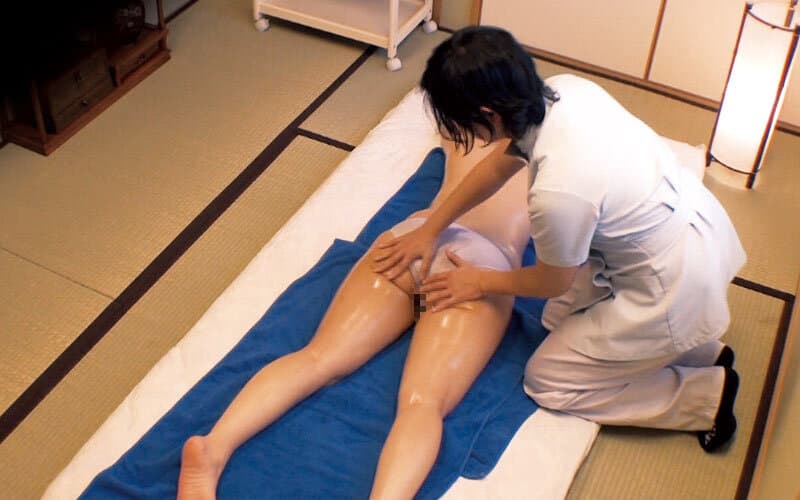 セックスレスな美人妻がイケメンマッサージ師に襲われたら、他人チ○ポを受け入れちゃう？…4時間 サンプル1