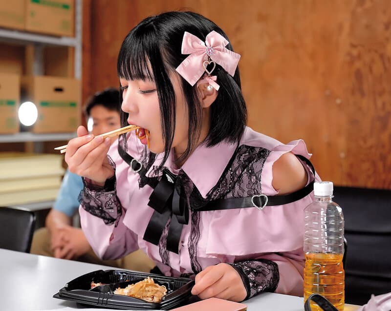 「ち○ちん舐めるからご飯ちょうだい？」コンビニ深夜バイトで廃棄弁当目当てのちんしゃぶ地雷系女子に懐かれた僕がねっちょりジュボジュボ口淫で情けなく何度もザーメンお漏らしフェラ沼堕ちした3日間 虹村ゆみ サンプル9