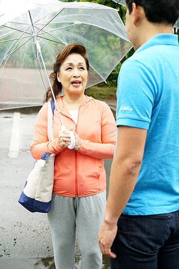 ナンパされ戸惑いながらもやがて感じまくって中出しを申し出る還暦熟女 8時間 サンプル2