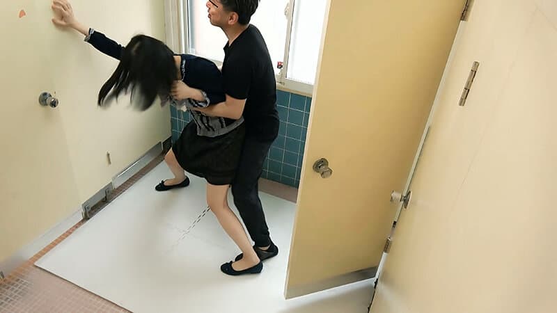 潜伏女子トイレ待ち伏せ中出しSEX サンプル10