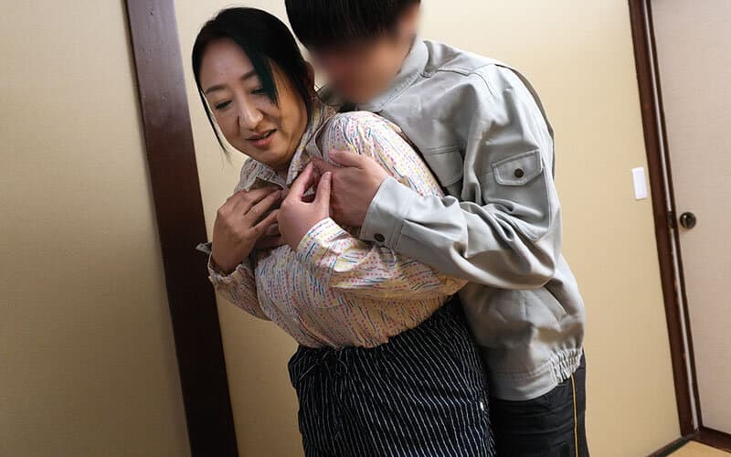 【農家の義母 汗だく即ハメ種付け】 玄関先でのフェラでは我慢できず、和室へ引きずり込み即ハメ近親相〇！ 汗ばんだH95cmの垂れ気味デカ尻を婿の精力が枯れるまで耕し続ける連続中出し 牧瀬すみの サンプル3