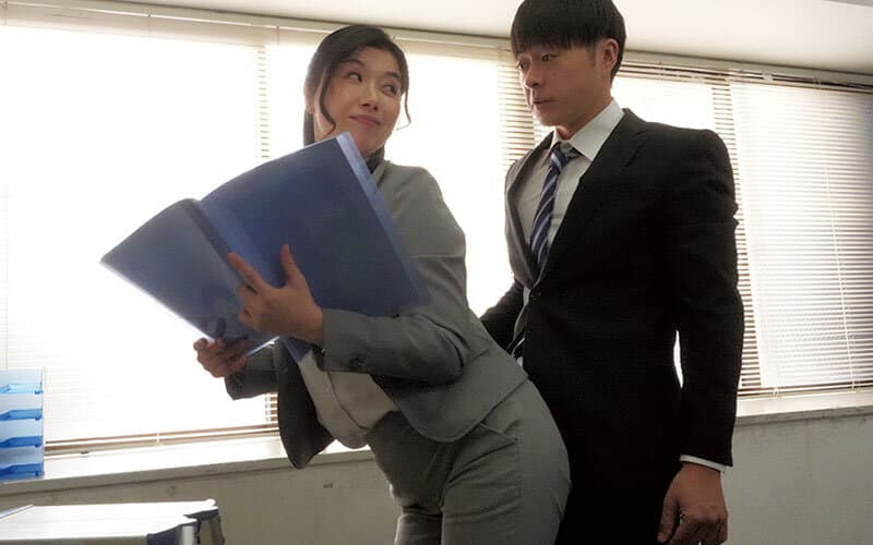 デカ尻女上司のピタパン誘惑に童貞部下が暴発寸前！我慢できずにピタパン越しの尻圧のまま即ハメ中出し！残業中の社内で何度も射精させられた 加藤ツバキ サンプル3