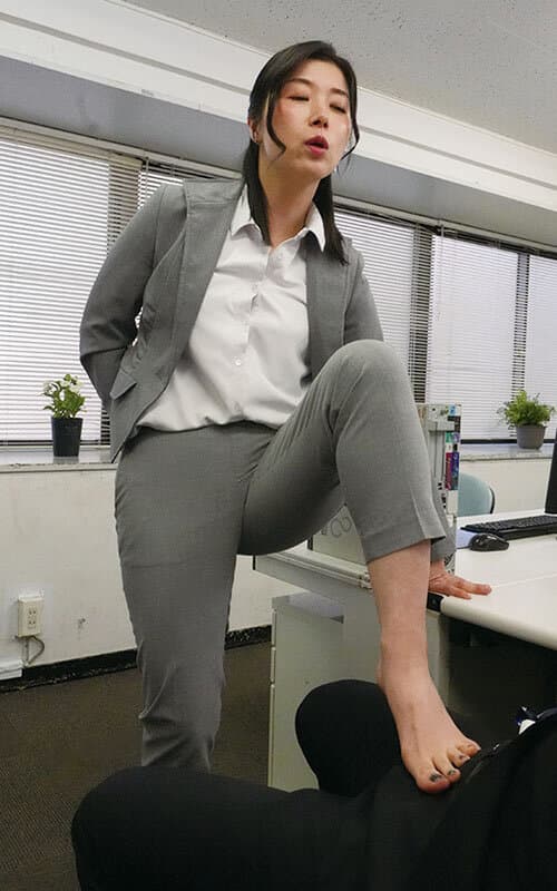 デカ尻女上司のピタパン誘惑に童貞部下が暴発寸前！我慢できずにピタパン越しの尻圧のまま即ハメ中出し！残業中の社内で何度も射精させられた 加藤ツバキ サンプル4