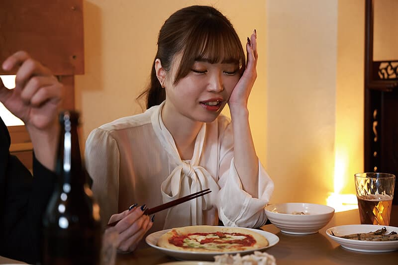 なんで一部屋しか予約してないの！？まさかの相部屋でポンコツ年上部下のエリートチ〇ポに夢中にさせられた私… 宮本さと美 サンプル3