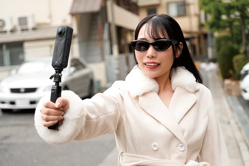 【人妻配信コラボ】『いつもよりエロい私を見てね』ネットで知り合ったカメラマンと密会！夫には絶対見せられない裸コートで男の家に押しかけ、玄関即尺から激しくイキまくる絶倫人妻の裏の顔 月乃ことね サンプル6