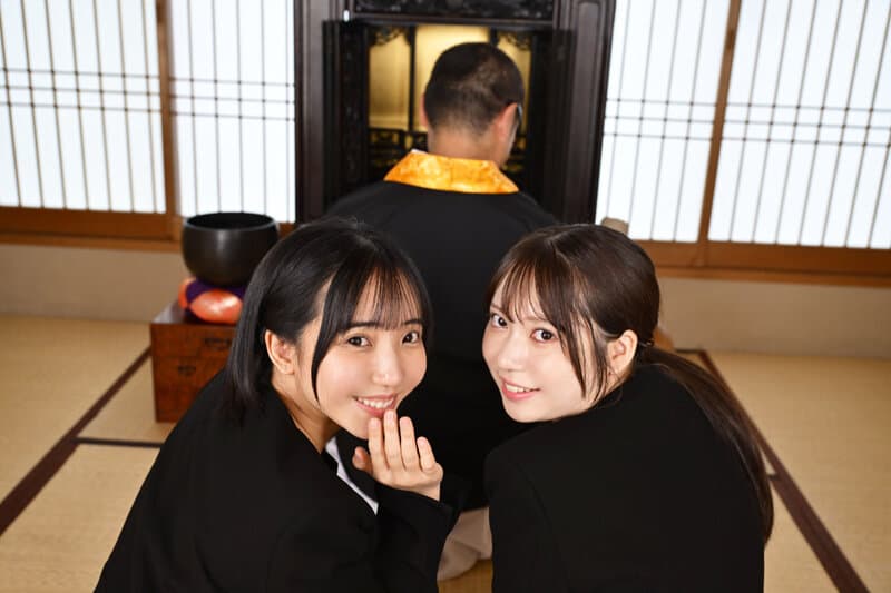 【VR】【8K】3年ぶりに会った親戚のお兄ちゃんと葬儀中に隣の部屋でこっそり馬乗り腰フリ逆3Pセックス サンプル6