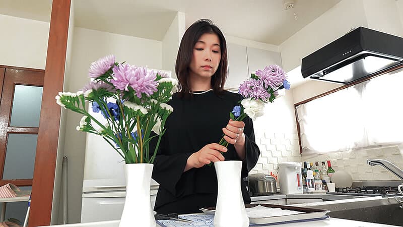 夫の初七日に義理の息子と友人の夜●いを受け、遺影の前でメス堕ちする義母 加藤ツバキ サンプル3