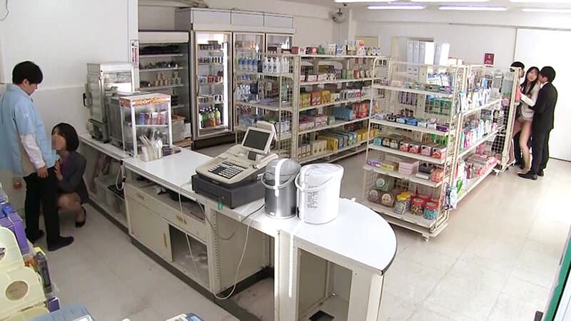 W長身妻の【痴●コンビニ＆ぶっかけバー】店内いつでもどこでも触って下さい・痴●フリーな女達 きょうこ＆こはる サンプル7