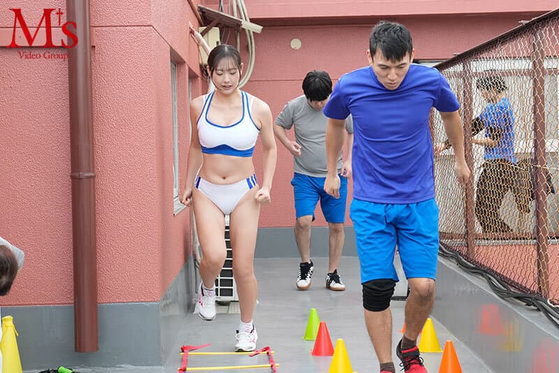 真夏のポルチオ強化合宿 絶倫鬼コーチの容赦の無いスパルタ種付けピストンに何度も汗だく痙攣アクメしてしまったアスリート美少女 羽川るる サンプル1