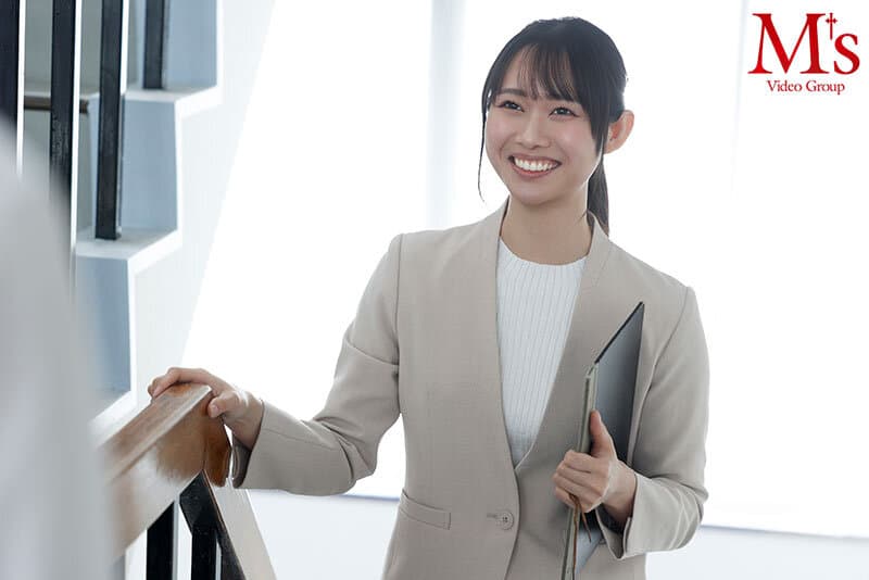 美人で可愛くて優しくて笑顔が素敵な僕の初恋の三池先生は放課後になるとマゾ化するイカれた変態女教師でした。 三池小春 サンプル1