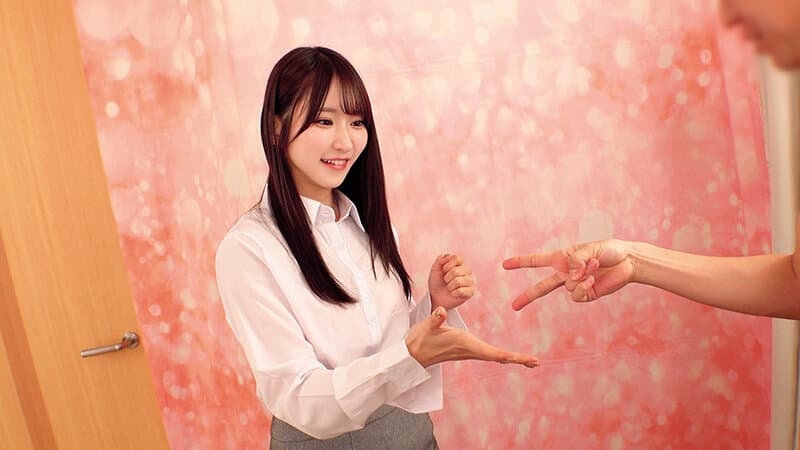 全校生徒の憧れの美人教師が童貞学生くんと野球拳対決！勝てば賞金100万円//負けたら女性の身体を教えるエチエチ課外授業！！「これ以上…脱げない…」教室じゃ見れない先生のセクシーな姿に童貞チ○ポガッチガチ！！はたして美人先生は筆おろしSEXしてくれるのか！？ サンプル1