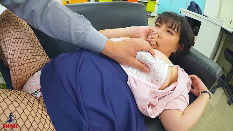 【ぶっかけセクハラ】残業中のオフィスで二人きり、無自覚パッツンおっぱい誘惑してしまい中年部長ち○ぽで何度もパイ射される人妻巨乳部下OL 吉根ゆりあ サンプル16