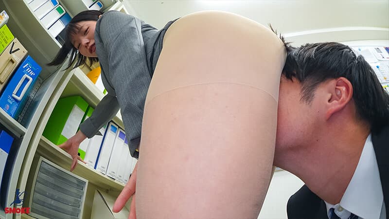 【太ももセクハラ】残業中のオフィスで二人きり、オキニの若手ち○ぽを連れ回し何度もムチムチ大根脚で挟みヌキするミニスカ太はり人妻女上司 九井スナオ サンプル3
