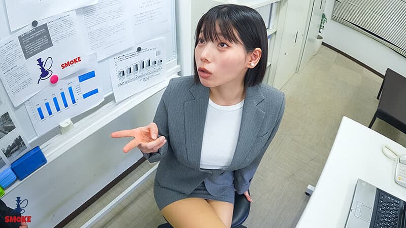 【過激下着セクハラ】残業中オフィスで2人きり、仕事に励む真面目ち〇ぽ部下にどすけべ変態ランジェリーコレクションを見せつけて勃起遊びする人妻巨乳女上司 九井スナオ サンプル1