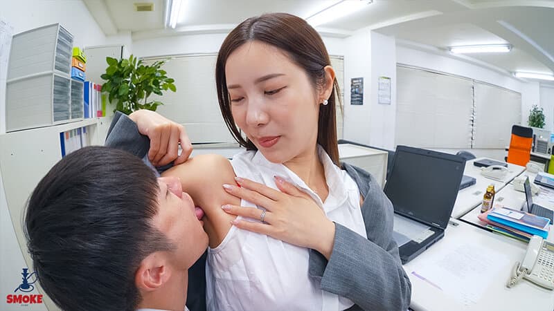 【汗舐めセクハラ】残業中オフィスで2人きり、匂い立つムレムレ雌フェロモン挑発で残業若手ち○ぽを勃起させ染み出る女汁液をとことん汗飲まセックスさせる人妻デカ尻女上司 水端あさみ サンプル3