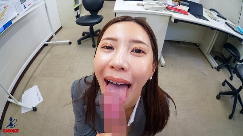 【汗舐めセクハラ】残業中オフィスで2人きり、匂い立つムレムレ雌フェロモン挑発で残業若手ち○ぽを勃起させ染み出る女汁液をとことん汗飲まセックスさせる人妻デカ尻女上司 水端あさみ サンプル4