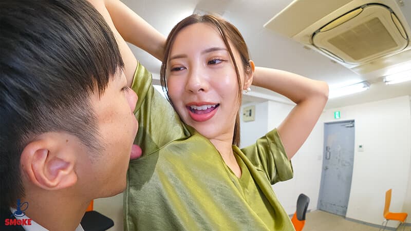 【汗舐めセクハラ】残業中オフィスで2人きり、匂い立つムレムレ雌フェロモン挑発で残業若手ち○ぽを勃起させ染み出る女汁液をとことん汗飲まセックスさせる人妻デカ尻女上司 水端あさみ サンプル8