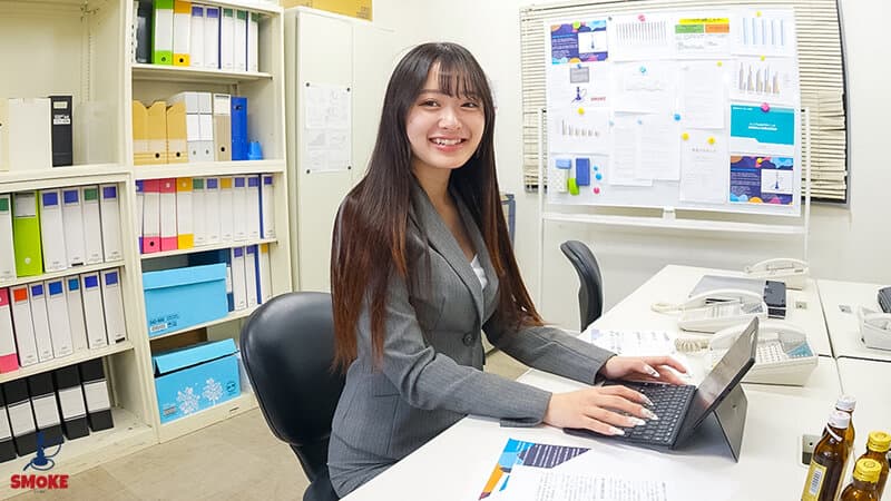 【ケツずりセクハラ】残業中のオフィスで二人きり、無自覚ムチパツ尻挑発してしまい中年スケベ部長に渋硬ち○ぽでしつこく擦りつけぶっかけ射精される新人デカ尻部下OL 花守夏歩 サンプル1