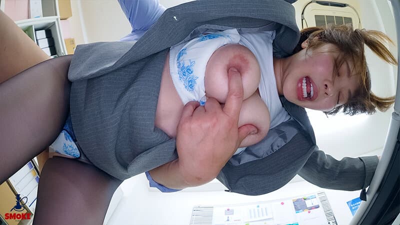 【乳首開発セクハラ】残業中のオフィスで2人きり、パツパツ巨乳で無自覚誘惑してしまい中年部長から毎日乳首をねちっこくいじられチクイキ絶頂してしまう新人部下OL 宍戸里帆 サンプル7
