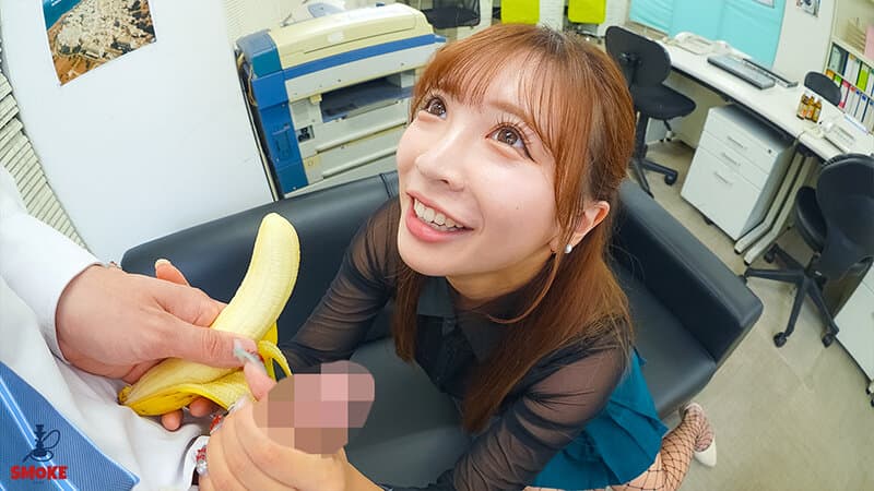 【咀嚼精飲セクハラ】残業中のオフィスで2人きり、深夜勃起する若手部下ち○ぽの生ザーメンをぐちゅぐちゅごっくんする人妻デカ尻女上司 小那海あや サンプル17