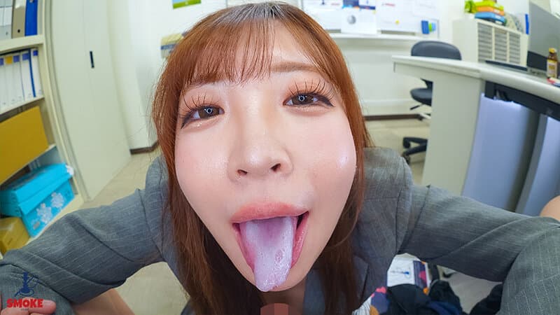 【咀嚼精飲セクハラ】残業中のオフィスで2人きり、深夜勃起する若手部下ち○ぽの生ザーメンをぐちゅぐちゅごっくんする人妻デカ尻女上司 小那海あや サンプル3