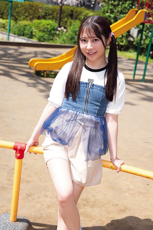 小さなカラダの女の子を連れ込みパンツを脱がせて幼膣パイパンマ●コにデカチン捻じ込み中出し放題！ サンプル11