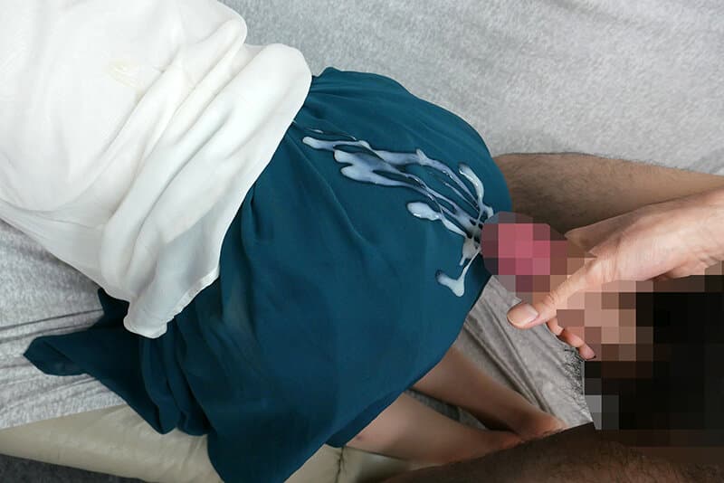 麗しい奥さんのロングスカートでいっぱいチ〇ポをシコってもらいザーメンをぶっかけたい！ サンプル15