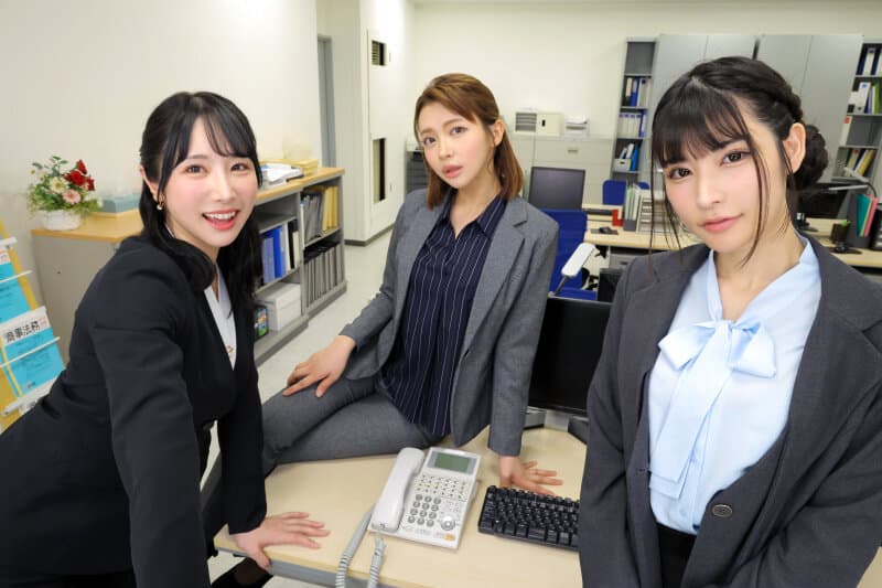 【VR】【8K】無尽蔵性欲のシゴデキ女上司しかいない会社で性処理肉ディルド課に配属されたボク 小野坂ゆいか・胡桃さくら・凰華りん サンプル2