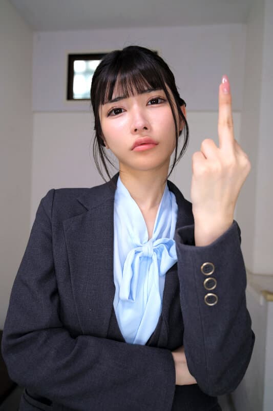 【VR】【8K】無尽蔵性欲のシゴデキ女上司しかいない会社で性処理肉ディルド課に配属されたボク 小野坂ゆいか・胡桃さくら・凰華りん サンプル3