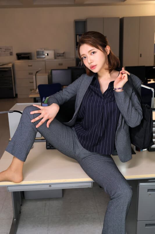 【VR】【8K】無尽蔵性欲のシゴデキ女上司しかいない会社で性処理肉ディルド課に配属されたボク 小野坂ゆいか・胡桃さくら・凰華りん サンプル7